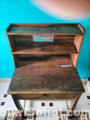 পড়ার টেবিল